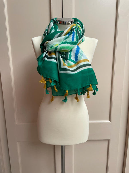 Geometric patterned scarf with tassels - green